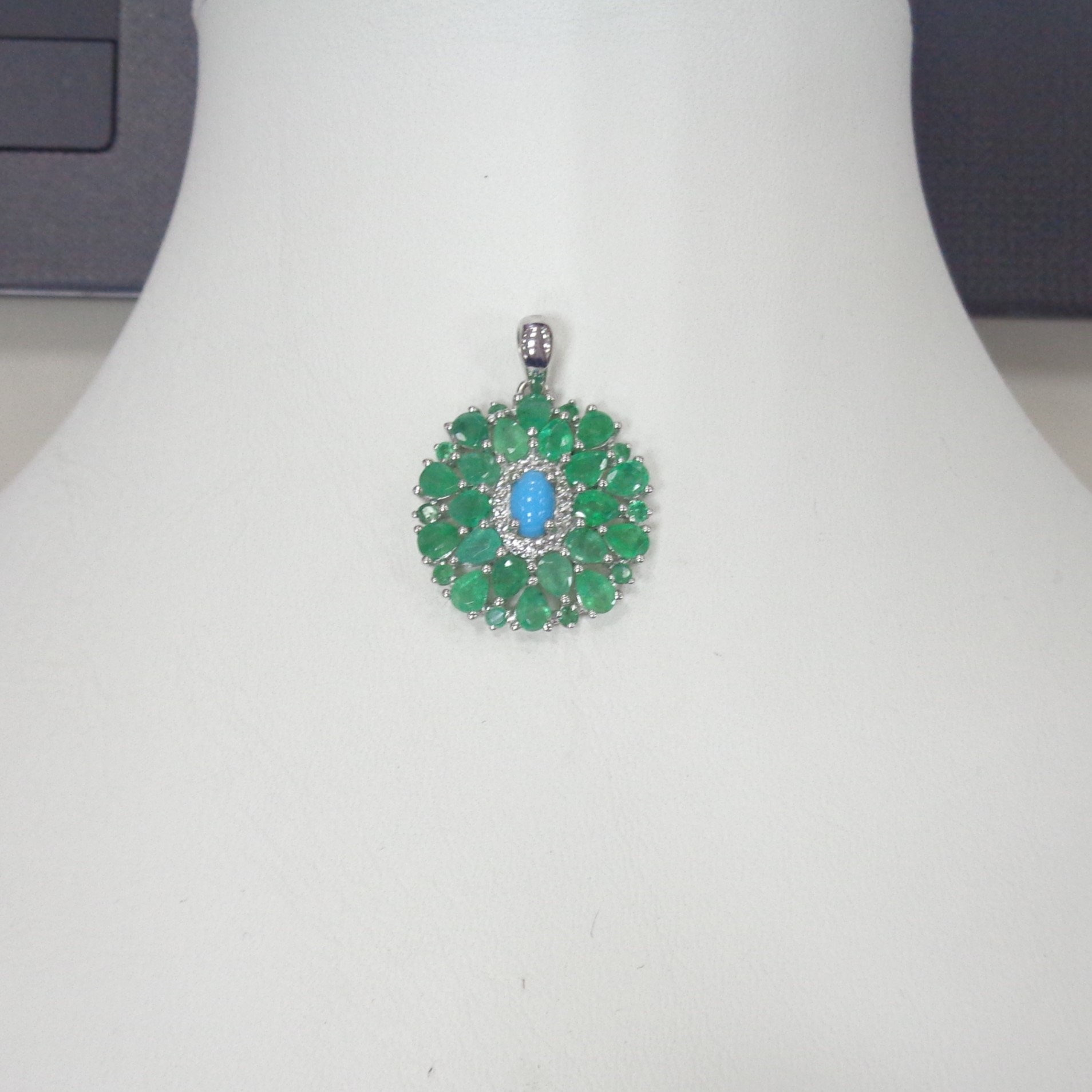 Серебряная подвеска с бирюзой и изумрудами